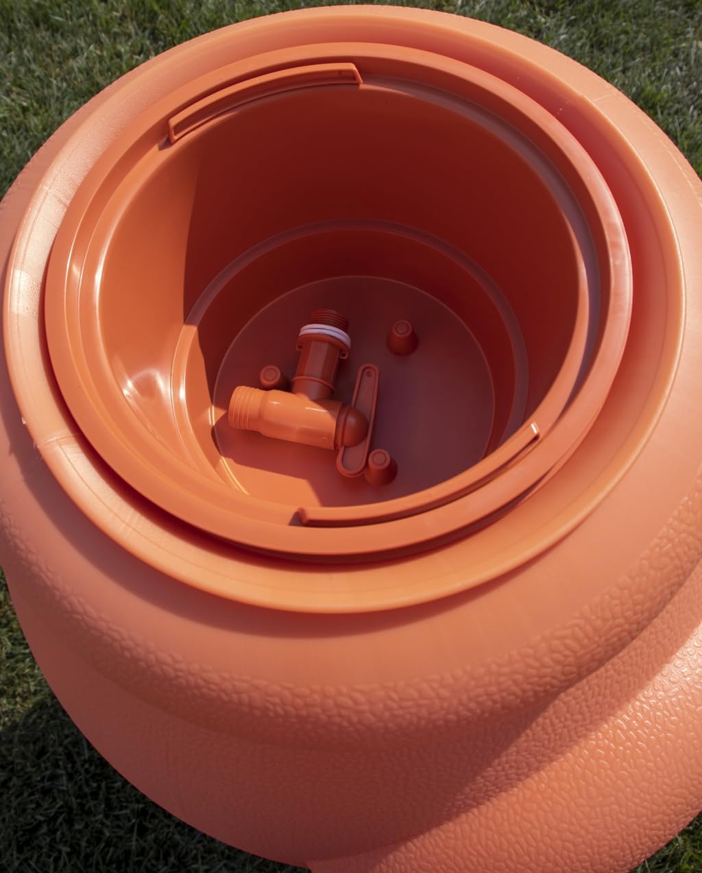 F & R Regenwassertonne 200 Liter, UV-, Korrosions- und Frostbeständige Regentonne, Regenbehälter mit Abdichtendem Deckel & Wasserhahn, Regenfass, Regenwassersammler, Terracotta - Image 4